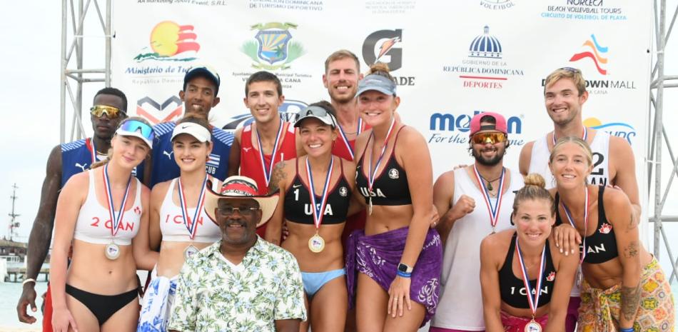 Amós Anglada junto a los equipos ganadores en la sexta versión voleibol playa.