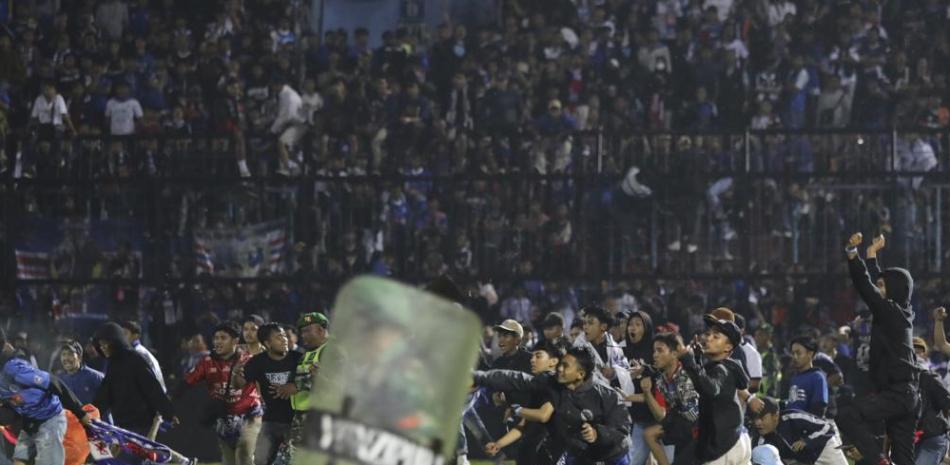 Decenas de personas corren despavoridas tras los incidentes ocurridos en el estadio de Fúgtbol en Indonesia