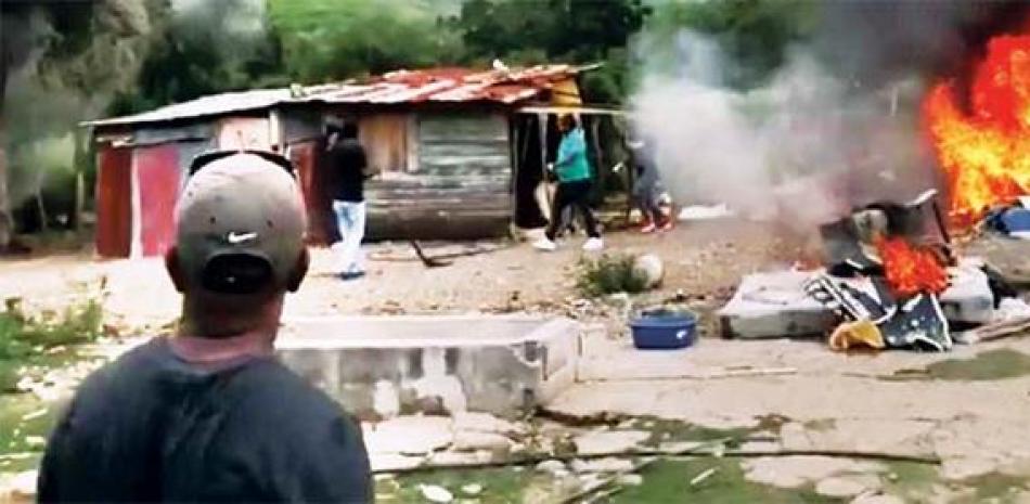 El asesinato de un hacendado y dos de sus empleados provocó la ira de residentes en Estero Hondo, Puerto Plata, que destruyeron e incendiaron varias casas donde vivían haitianos, debido a que el horrendo hecho se atribuye a varios de esta nacionalidad.