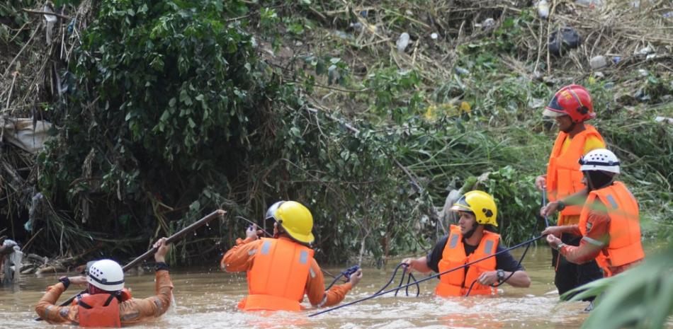 Elementos de Protección Civil buscan víctimas tras una inundación en Barquisimeto, estado Lara, Venezuela, el 28 de septiembre de 2022. Néstor VIVAS / AFP