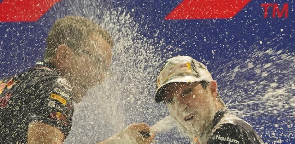 El piloto de Red Bull Sergio Pérez de México, a la derecha, celebra después de ganar el Gran Premio de Fórmula Uno de Singapur, en el circuito de Marina Bay City en Singapur. AP.