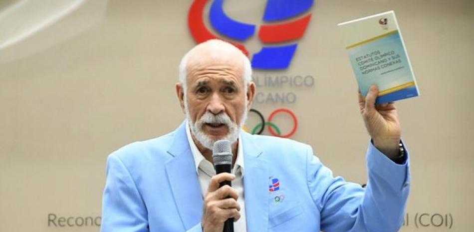 Antonio Acosta muestra los estatutos del COD durante la celebración de la Asamblea General Ordinaria.