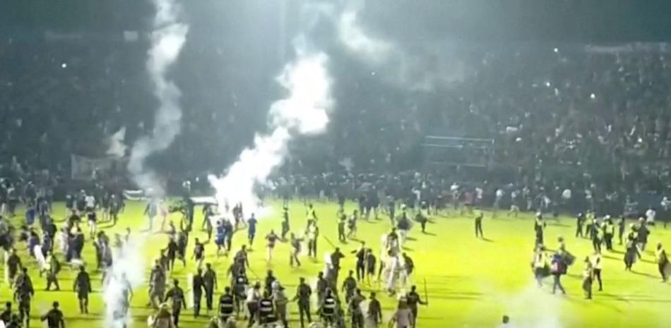 Momentos de gran tensión y tristezas ocurrieron este fin de semana en un partido de fútbol en Indonesia