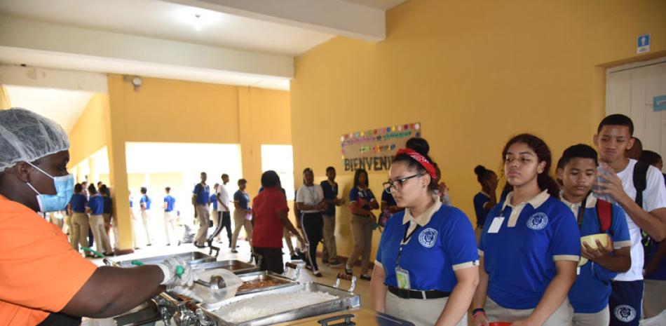 Estudiantes de las escuelas de tandas completas en el Gran Santo Domingo recibieron ayer sus raciones alimenticias completas. jorge martínez/ld