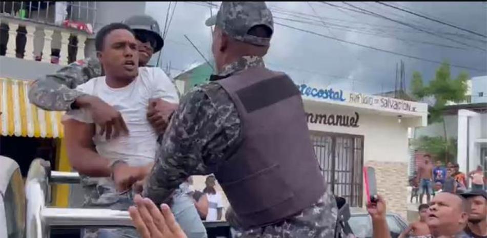 Agentes de la Policía apresaron al joven que fue llevado al cuartel pese a la oposición de comunitarios. fuente externa