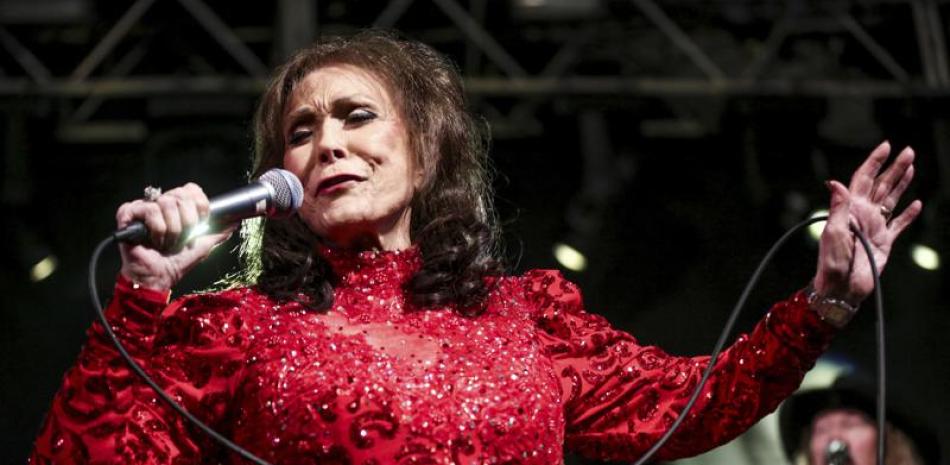 Loretta Lynn durante su presentación en el BBC Music Showcase en el festival South By Southwest el 17 de marzo de 2016 en Austin, Texas. Lynn, la hija de un minero de carbón en de Kentucky que se convirtió en un pilar de la música country ha fallecido. (Foto Rich Fury/Invision/AP, archivo).