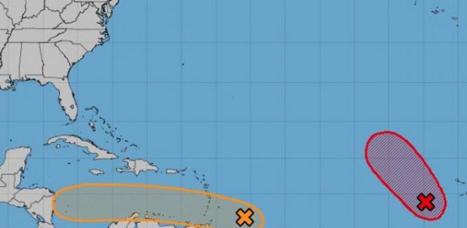 Proyección a cinco días de los fenómenos. Imagen del National Hurricane Center (NHC)