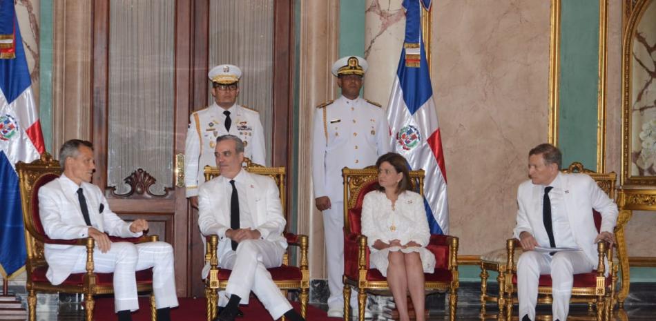 Tres embajadores presentaron sus credenciales ante el presidente Luis Abinader.

Foto: José Alberto Maldonado| Listín Diario