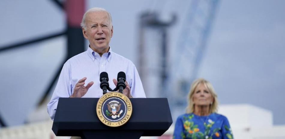 Joe Biden, acompañado por Jill Biden, ofrece declaraciones sobre el huracán Fiona, el lunes 3 de octubre de 2022, en Ponce, . ap