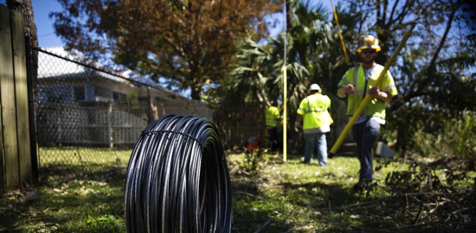 Trabajadores de Florida Power and Electric reparan un tendido eléctrico dañado por el huracán Ian en Naples, Florida, el lunes 3 de octubre de 2022.

Foto: AP/Robert Bumsted