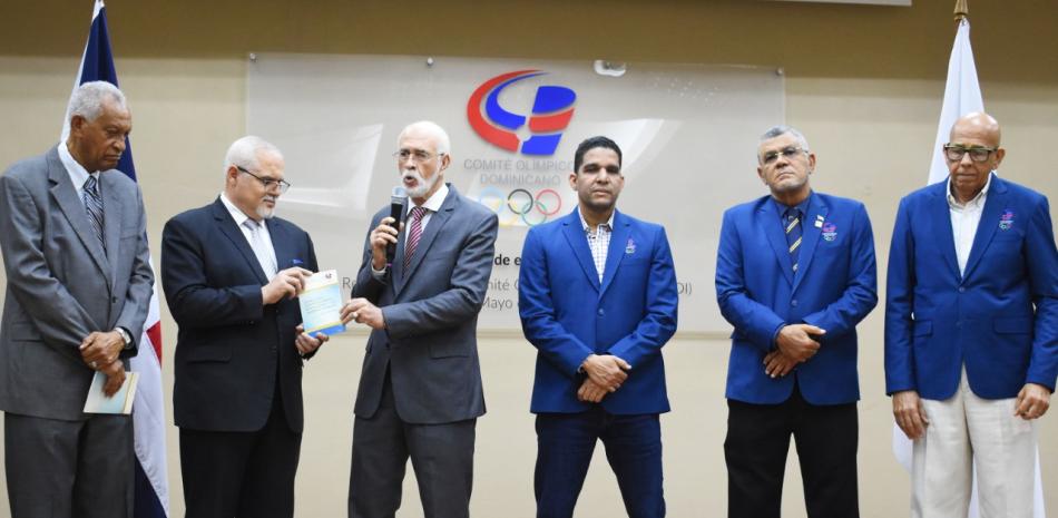 El presidente del COD, Antonio Acosta, posesiona al doctor Samuel Arias Arzeno y al ingeniero Bienvenido Solano. Figuran Rafael Uribe, Rafael Villalona y Nelson Ramírez.