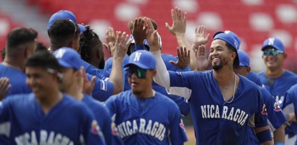 Jugadores de Nicaragua se felicitan luego de derrotar a Argentina en el aprtido de eliminación del Clásico Mundial de Béisbol