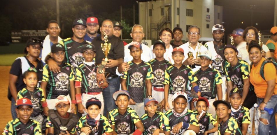 Directivos de la Federación Dominicana de Béisbol, así como el periodista Neftali Ruiz a quien estaba dedicado el torneo, hacen entrega del trofeo a los integrantes del equipo campeón.