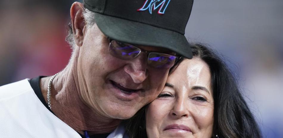 Don Mattingly abrazo a su esposa Lori durante el homenaje que le hicieron los Marlins en medio del encuentro.