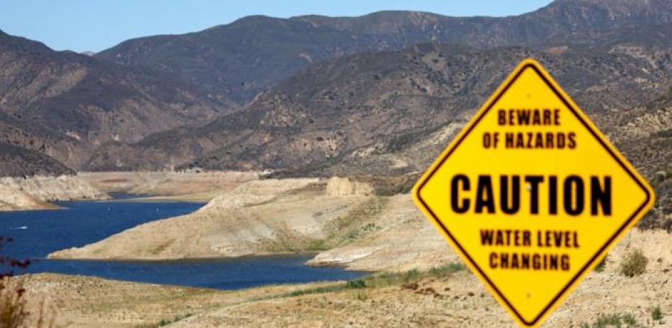 CASTAIC, CALIFORNIA - 04 DE OCTUBRE: Se coloca una señal de precaución en el embalse del lago Castaic en el condado de Los Ángeles el 4 de octubre de 2022 en Castaic, California. El embalse, parte del Proyecto de Agua del Estado, se encuentra actualmente al 35 por ciento de su capacidad, por debajo del promedio histórico del 43 por ciento. Las autoridades anunciaron ayer que la sequía actual de California es el período de tres años más seco en la historia del estado y que es probable que se produzca un cuarto año de sequía. El año hidrológico 2022 de California terminó con un almacenamiento de embalses en todo el estado de solo el 69 por ciento del promedio histórico en medio de una megasequía provocada por el cambio climático en el oeste de Estados Unidos. Mario Tama/Getty Images/AFP MARIO TAMA / GETTY IMAGES NORTEAMÉRICA / Getty Images vía AFP