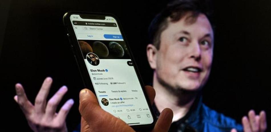 En esta ilustración de foto de archivo tomada el 14 de abril de 2022, la pantalla de un teléfono muestra la cuenta de Twitter de Elon Musk con una foto de él en el fondo, en Washington, DC.

Foto: Olivier Douliery| AFP