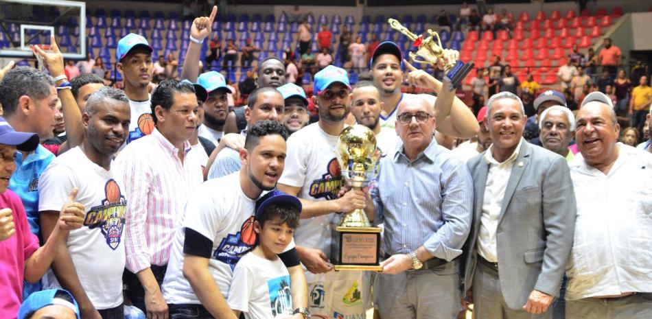 Otto Conce, Dilcio Gabín, Franklin Romero y Fabio Rojas  entregan la copa Grupo Rizek a los jugadores y directivos del club San Martin de Porres a los nuevos campeones del basket superior con refuerzos 2022.