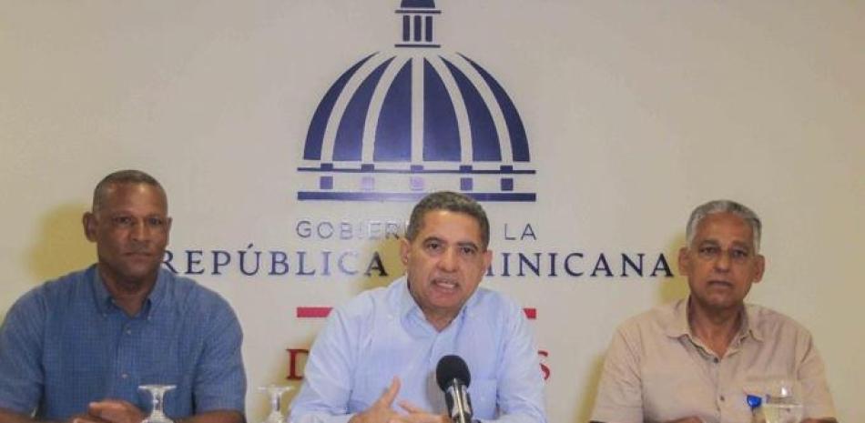 El viceministro de Deportes, Kennedy Vargas, ofrece detalles de la justa junto a Samuel de la Cruz y Neftalí Ventura.