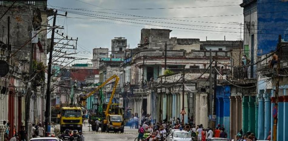 Trabajadores de la empresa eléctrica cubana reparan líneas eléctricas tras el paso del huracán Ian en El Cerro, Cuba.  ADALBERTO ROQUE / AFP