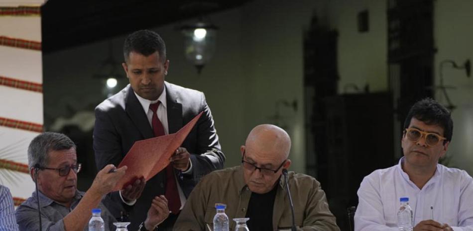 Representantes de los rebeldes del ELN y del gobierno colombiano, reciben documentos ayer, en la Casa Cultural Aquiles Nazoa en Caracas, Venezuela.