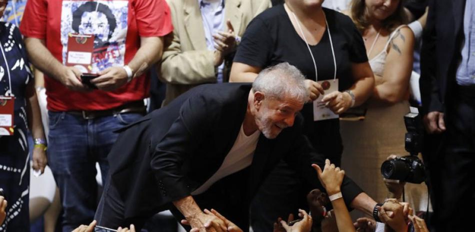 El expresidente brasileño Luiz Inácio Lula da Silva saluda a sus seguidores durante el 7º Congreso del Partido de los Trabajadores en Sao Paulo, EL 22 de noviembre de 2019. ap