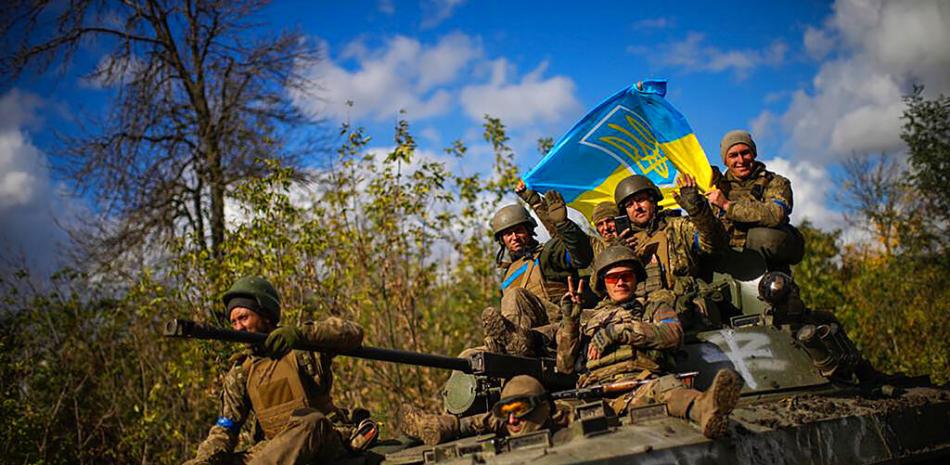 Soldados ucranianos sentados en un vehículo blindado mientras conducen por una carretera entre Izium y Lyman en Ucrania. AP.