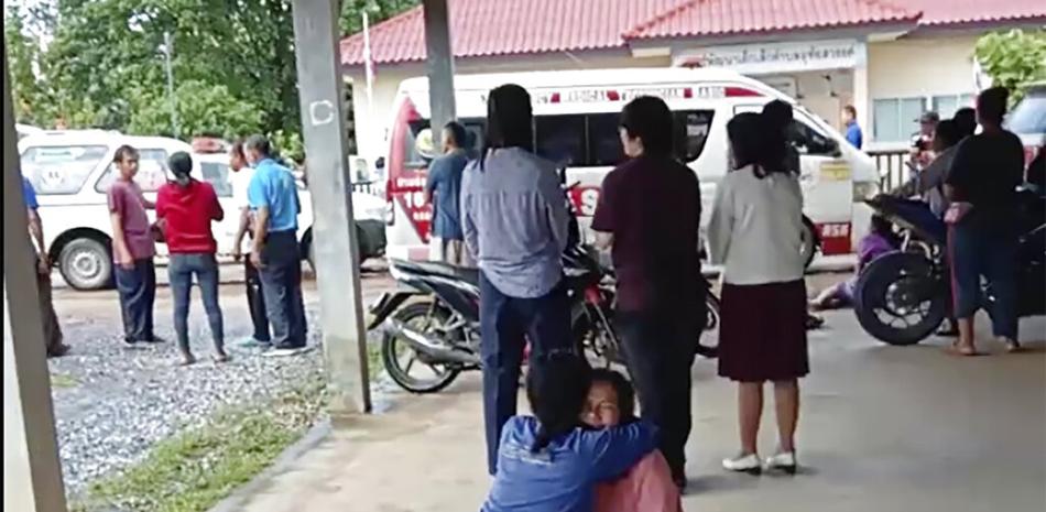 Una mujer recibe consuelo en el exterior de un jardín de infantes donde se registró una balacera, el 6 de octubre de 2022, en Nongbua Lamphu. AP.