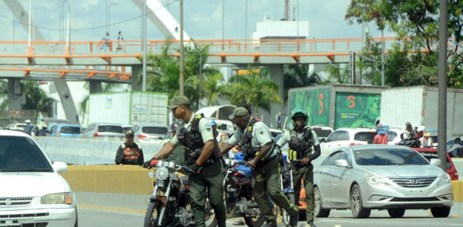 Tras ser retenidas, las motos son transferidas al canodromo “El Coco”. Leonel Matos / Listín Diario.