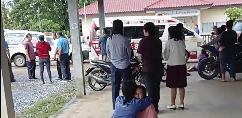 Una mujer recibe consuelo en el exterior de un jardín de infantes donde se registró una balacera, ayer. ap