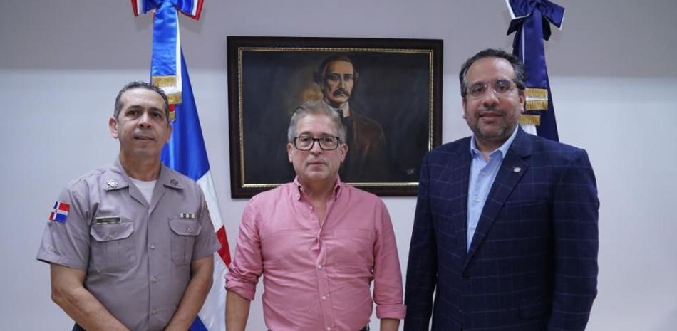 Iván Ruiz, director general de la CERTV, junto a Diego Pesqueira, presidente de ABADINA y Alberto Rodríguez, viceministro de presidencia.