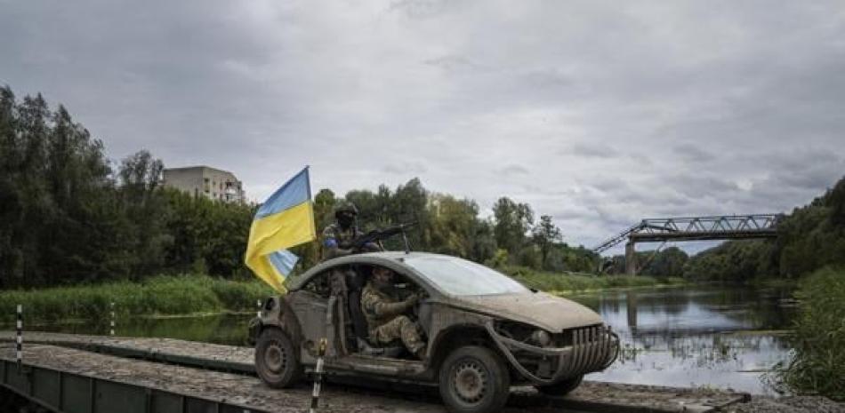 Paracaidistas ucranianos cruzan un puente sobre el río Siverskiy-Donets en la ciudad recientemente liberada de Izium, en Ucrania. ap