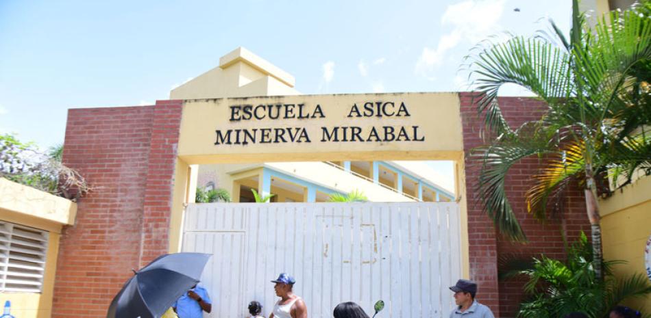 En la Escuela Minerva Mirabal también hay déficit de butacas. raúl asencio/ld
