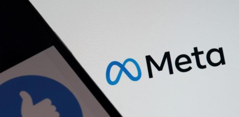 En esta ilustración de fotografía de archivo tomada el 28 de octubre de 2021 en Los Ángeles, se muestra el logotipo de Facebook en un teléfono inteligente frente a la pantalla de una computadora que muestra el logotipo de la empresa matriz META.