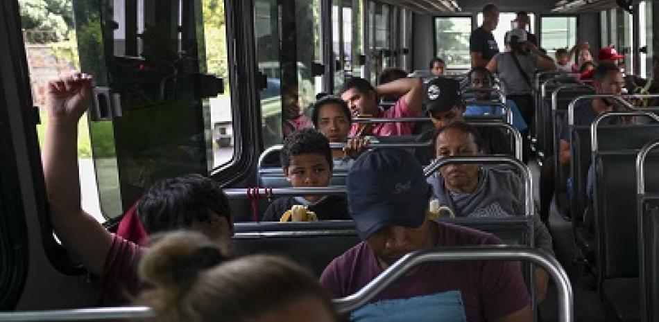 Uno 187 migrantes irregulares, principalmente venezolanos que intentaban llegar a Estados Unidos fueron interceptados en una caravana de vehículos en el sureste del país. Foto: AF.