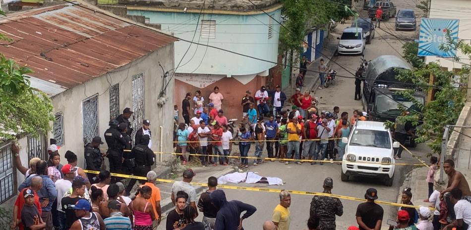 Matan en Santiago a vigilante privado y cargan con dinero y arma de fuego.

Fotos: ODomínguez| Listín Diario