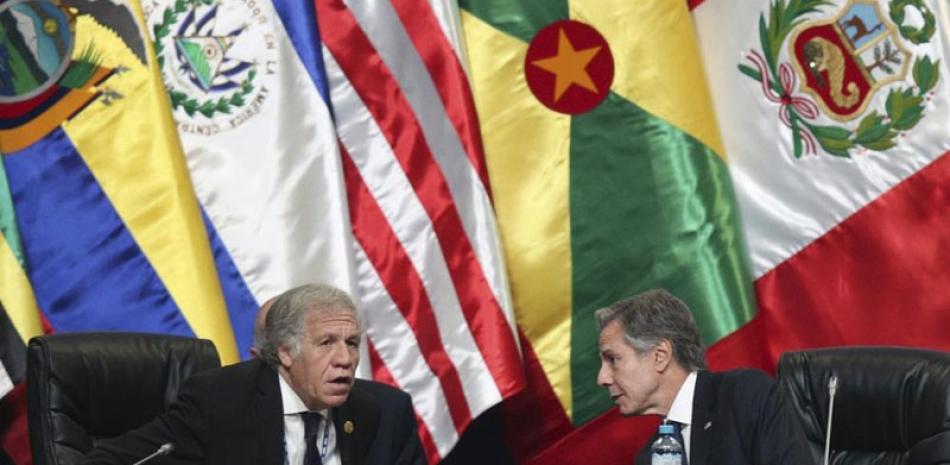 Luis Almagro, habla con el secretario de Estado de EE.UU., Antony J. Blinken, en la la 52ª Asamblea General de la OEA, el jueves 6 de octubre pasado. ap