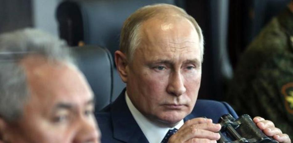 Vladimir Putin sostiene unos binoculares al observar maniobras militares conjuntas de Rusia y Bielorrusia en Nizhny Novgorod (Rusia) el 13 de septiembre del 2022. ap