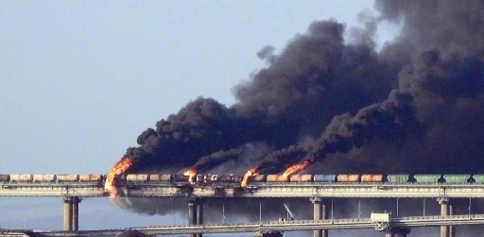 Incendio en puente que conecta a Rusia y Ucrania. Foto: AFP