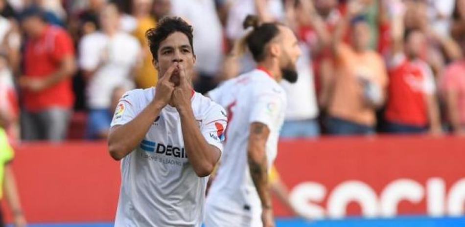 Oliver Torres festeja luego de marcar un gol temprano en el choque