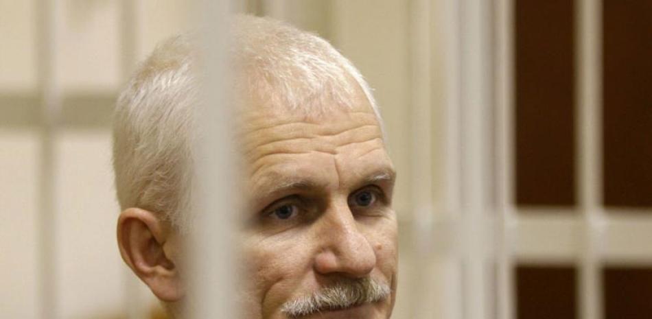 Ales Bialiatski, director del grupo de defensa de DDHH Vyasna, en el banquillo de los acusados durante una vista judicial en Minsk, el 2 de noviembre de 2011. ap