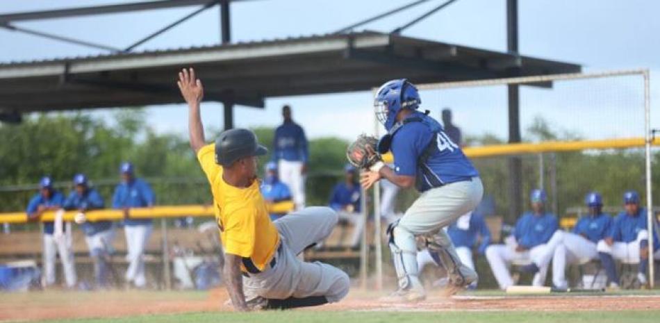 Acción del partido entre los eternos rivales del béisbol dominicano.
