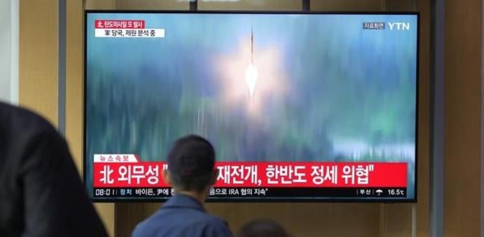 Una pantalla de televisión muestra un programa noticioso que reporta el disparo de un misil por parte de Corea del Norte con tomas de archivo. ap