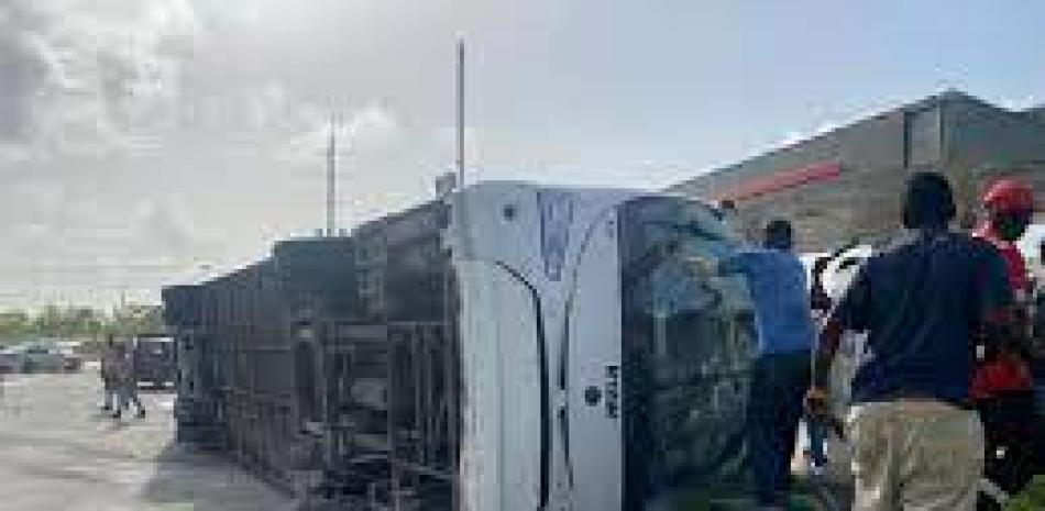 El lugar del accidente del autobús, que dejó tres muertos y una veintena de heridos, fue cerrado por las autoridades.