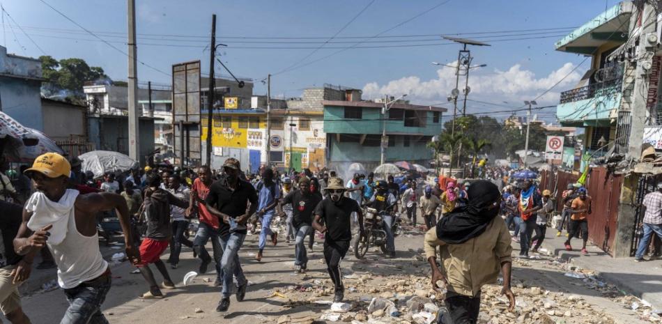 Los manifestantes llenan las calles durante una protesta para exigir la renuncia del primer ministro Ariel Henry, en el área de Petion-Ville de Port-au-Prince, Haití, el 3 de octubre de 2022. Las protestas se iniciaron después de que el primer ministro Ariel Henry anunciara que el gobierno, con problemas de liquidez, ya no podía permitirse los subsidios al combustible y los precios tendrían que aumentar. Se hicieron disparos.
Richard Pierrin / AFP