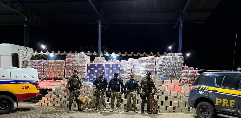 Hallan una tonelada de cocaína oculta en arena para gatos en Brasil