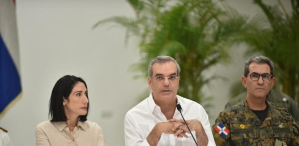 Abinader en acto en Dajabón junto a la primera dama Raquel Arbaje y el ministro de Defensa Luciano Díaz Morfa. 

Foto: Víctor Ramírez| Listín Diario