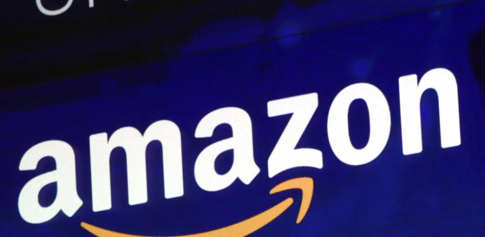 El logo de Amazon es visto en una pantalla en el Nasdaq MarketSite, el 27 de julio del 2018. (AP Foto/Richard Drew)
