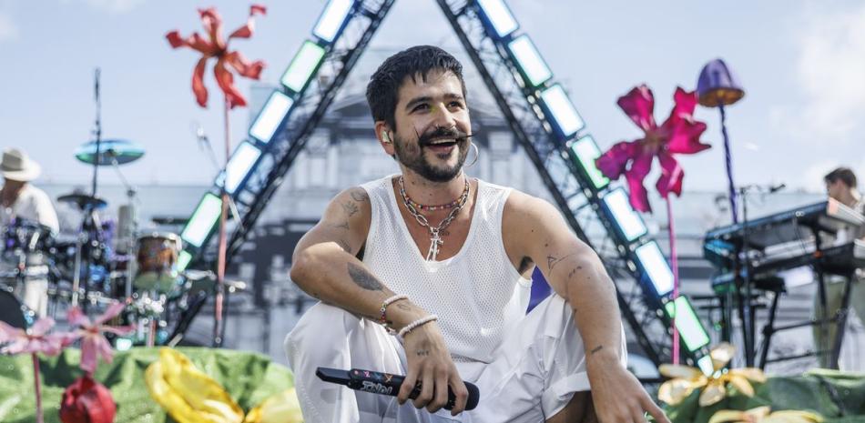 El músico colombiano Camilo durante su concierto en la puerta de Alcala en Madrid. (Foto: Rodrigo Jiménez/EFE).