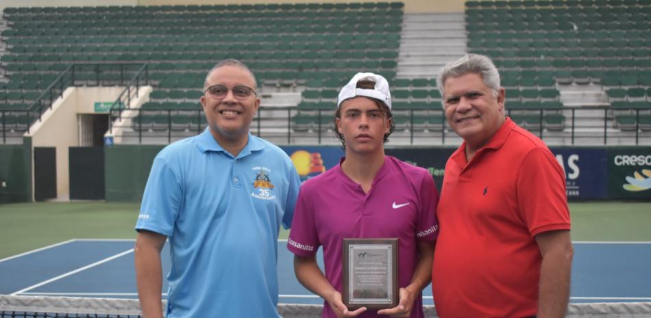 Sergio Tobal y Alexis Alcántara, directivos de Fedotenis premian a Salvador Price, campeón en sencillos Copa Mangulina.