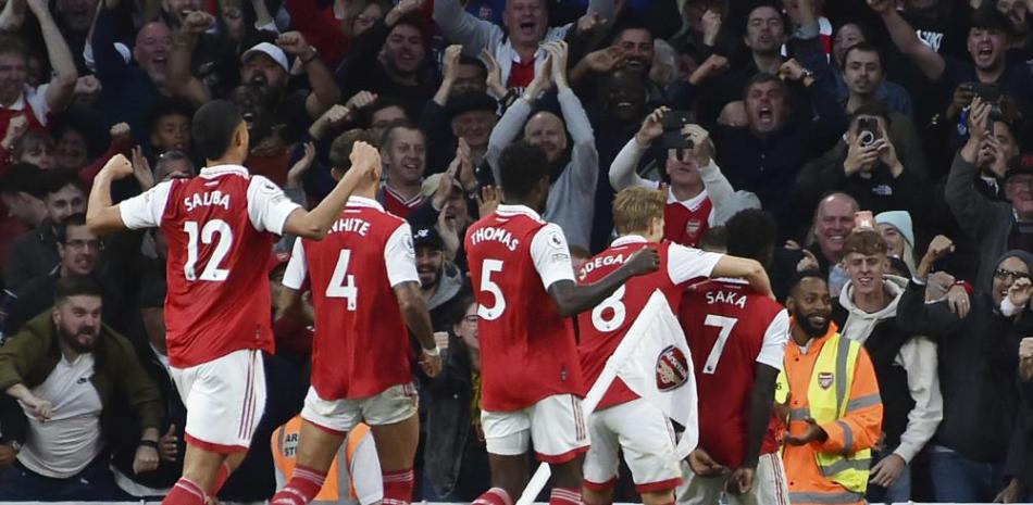 Bukayo Saka, derecha, celebra ante el público tras anotar el gol que le dio el triunfo al onceno de Arsenal sobre Liverpool.